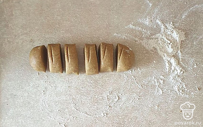 Тесто скатайте в колбаску и нарежьте на шесть равных частей.