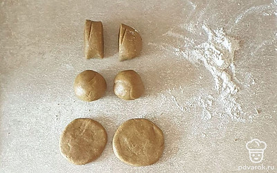 Из каждого кусочка сформируйте шар. Затем руками раскатайте в небольшую лепешку толщиной не меньше одного сантиметра.