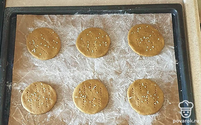 Лепешки выложите на противень, застеленный пергаментной бумагой и присыпанной мукой. Каждую лепешку несколько раз проткните вилкой и присыпьте кунжутом. Выпекайте при 200 градусах в режиме «верх-низ» 10 минут.