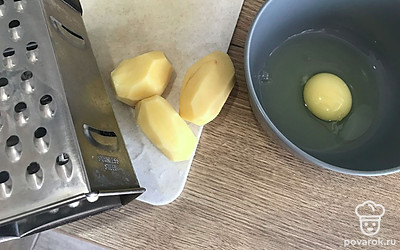 В миску разбейте яйцо, картофель натрите на терке.