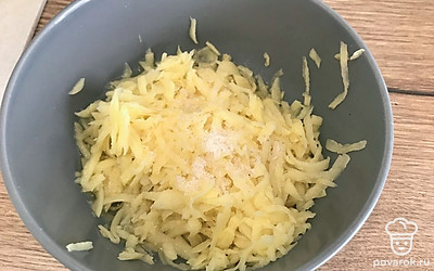 К яйцу добавьте картофель, соль.