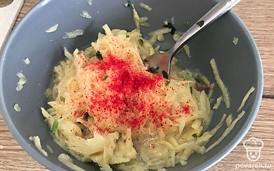 Добавьте паприку, зелень и перемешайте.