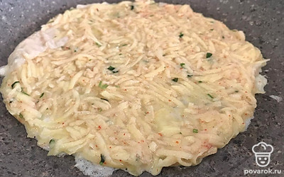 На растительном масле обжарьте лепешку.