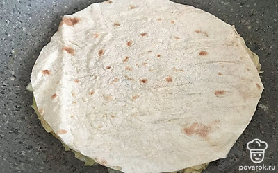 Сразу сверху выложите кружок лаваша.