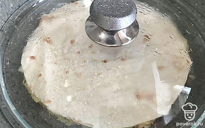 Накройте крышкой и до готовности картофеля (10 минут) держите лепешку на среднем огне.