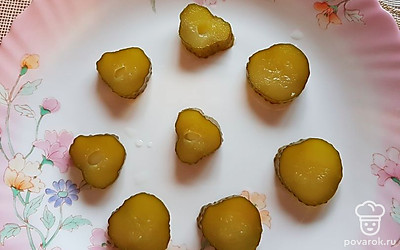 Огурец нарежьте на небольшие кружочки, выложите на тарелку.