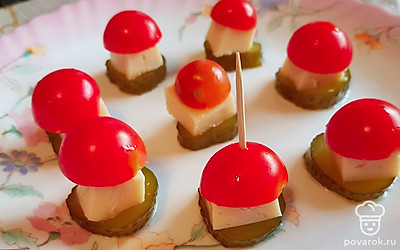 Все ингредиенты закрепите зубочисткой или шпажкой.