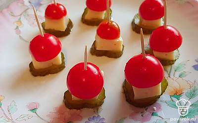 Блюдо подавайте на праздничный стол. Закуску дополните листьями салата. 