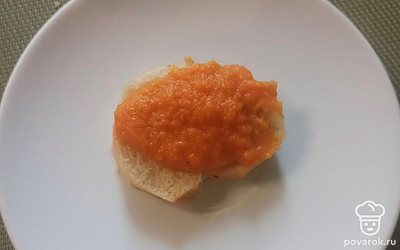 Подавайте закуску охлажденной, намазав на хлеб. 