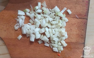 Нарежьте лук, обжарьте. 