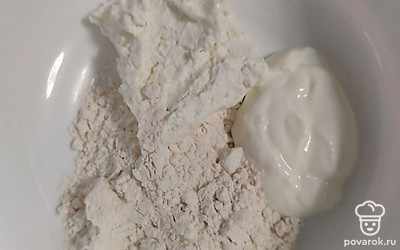 Смешать тесто, творог, муку.