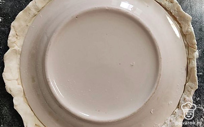 Раскатать тесто и придать форму с помощью тарелки, формируя бортики. 