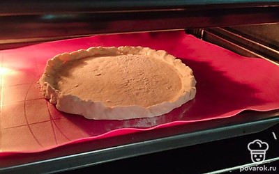 Поставить тесто в духовку на 7 минут на 180 градусов.