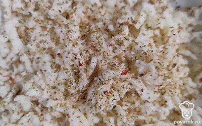 Натереть сыр и добавить в него орегано. 