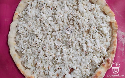 Выложить сыр в основу и поставить в духовку ещё на 5 минут на 180 градусов. 