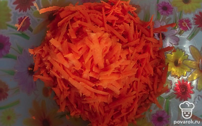 Натрите морковь, добавьте к луку. 