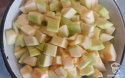 Нарежьте кабачки, добавьте к луку и моркови. 