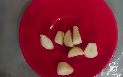 Очистите чеснок. Выложите к овощам. Потушите овощи до мягкости. 