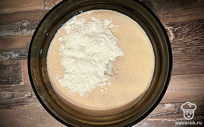 Приготовить опару. В теплое молоко добавить дрожжи, чайную ложку сахара и 1 столовую ложку муки. Перемешать и оставить в теплом месте на 30 минут.
