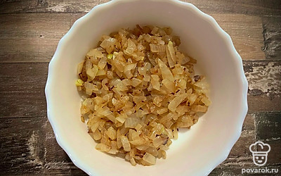Две маленькие головки лука почистить, мелко порезать и обжарить на сливочном масле до золотистого цвета.