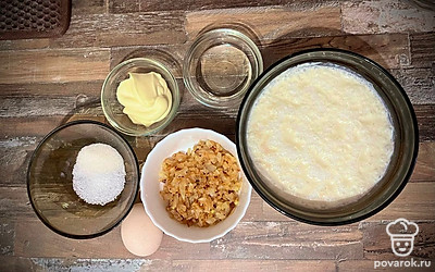 Убедиться, что дрожжи в опаре сработали — будет пена. В опару добавить яйцо, майонез, 2 столовые ложки растительного масла, 2 чайные ложки сахара, 1,5 чайные ложки соли, остывший лук. Все перемешать.