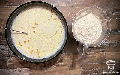 Постепенно всыпая муку, замешать эластичное тесто. Вымесить 10 минут на столе, накрыть полотенцем и оставить на 30 минут. Потом поднявшееся тесто обмять и оставить еще на 20 минут.