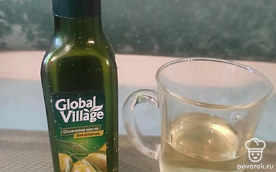 Влейте оливковое масло. 