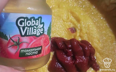 Перебейте блендером и добавьте томатную пасту. 