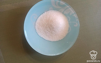 Всыпьте соль, сахар, черный молотый перец. Перемешайте. 