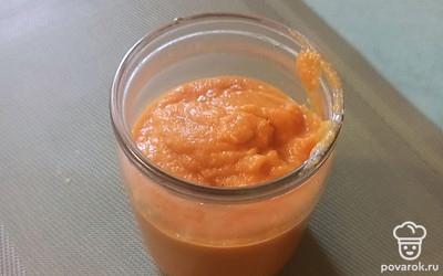 Разложите икру по стерильным банкам. Закройте крышками. 