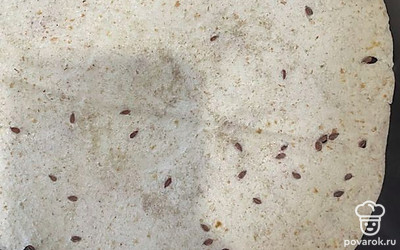 Обжариваем лепешку с двух сторон на сковородке.