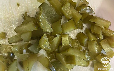 Нарезаем мелко огурец.