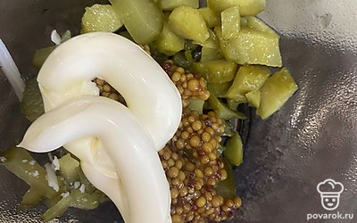 Смешиваем огурец, горчицу, майонез.