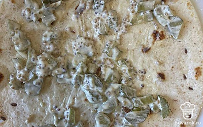 Выкладываем соус на лепешку.