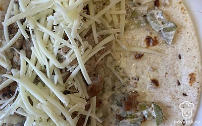 Посыпаем все сыром.