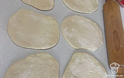 Каждый кусочек теста при помощи скалки раскатываем.