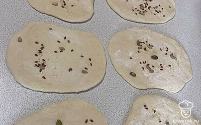 Посыпаем семенами.