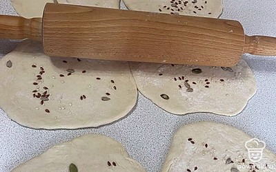 Хорошо раскатываем скалкой, чтобы семена крепко держались.