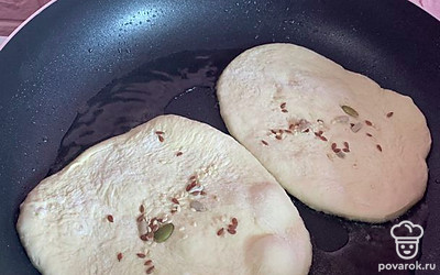 Тесто выкладываем в сковороду в растительное масло.