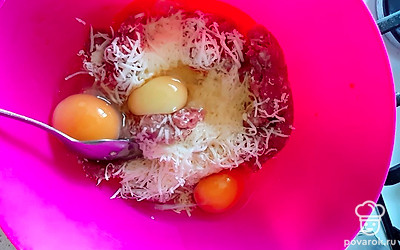 Смешать фарш, добавить сыр и яйца, приправить солью и специями. 