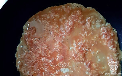 Нагреть сковороду, налить масло, разогреть и выложить смесь фарша на сковороду, разровнять. 