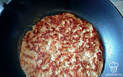 По готовности перевернуть лепёшку на другую сторону. Можно прикрыть крышкой. Допечь до готовности. 