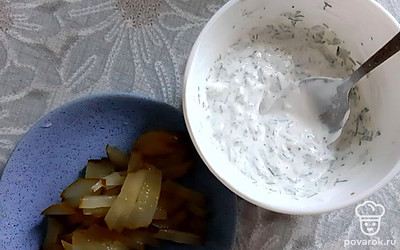 Приготовить соус из сметаны, чеснока, зелени. Нарезать солёные огурцы. 