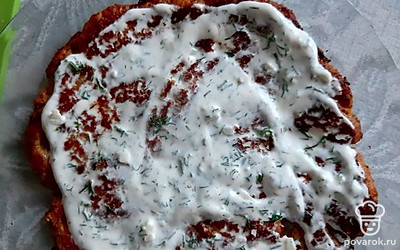 Смазать готовую лепёшку из фарша соусом. Положить начинку. Можно свернуть рулетом, можно сложить пополам. 