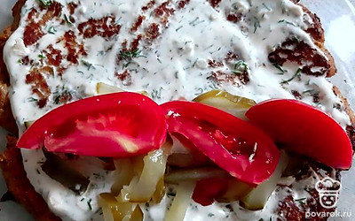 Я добавила помидор, кусочками. И сложила пополам.