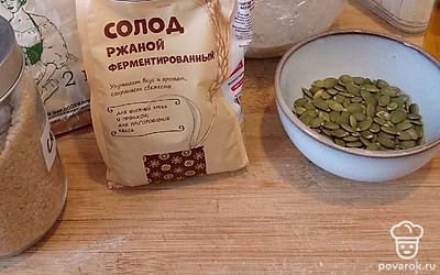 Приготовьте вечером опару на ржаной муке. Для этого возьмите 25 грамм активной закваски, 105 миллилитров воды и 70 грамм ржаной муки. Перемешайте, накройте пленкой и оставьте на ночь при комнатной температуре. С утра подготовьте ингредиенты для заварки хлеба. 