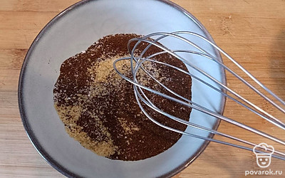 Смешайте солод, соль и сахар и залейте кипятком. 