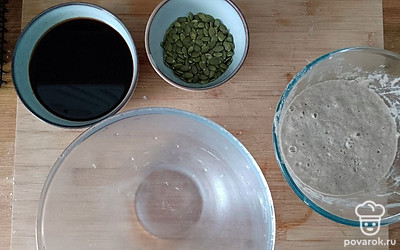 Через полчаса добавьте в заварку тыквенные семечки и опару. Тщательно перемешайте. 