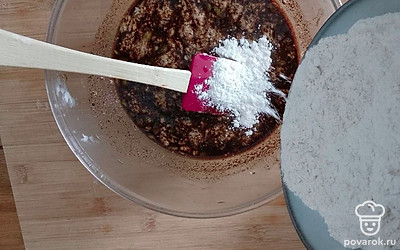 Всыпьте муку, 2 вида пшеничной, и отправьте в планетарный миксер. 