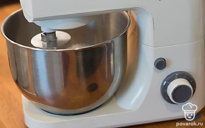 Замесите тесто на средней скорости 5 минут при помощи насадки «крюк».